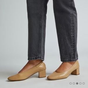 Everlane Italian leather day heel in light taupe size 8.5